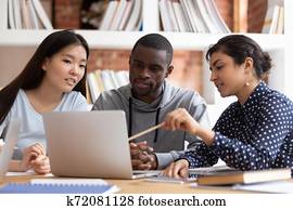 multiethnic, studenten, diskutieren, projekt, studieren, an, laptop, gemeinsam