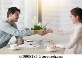 apretón de manos, de, hombre de negocios, y, mujer de negocios, alcanzar, sociedad