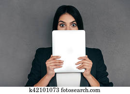 정제, 어떻게든지, 에, 이다, fixed?, 놀란다, 젊은 숙녀, 보유, 디지털 알약, 와..., 주의하는 것, 의, 그것, 동안, 서 있는, 향하여, 회색, 배경