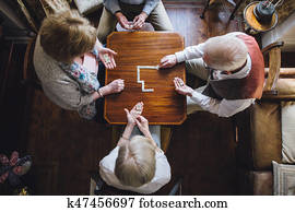 seniores, dominós jogando