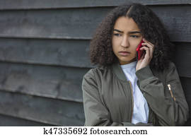 carrera mezclada, muchacha americana africana, adolescente, en, teléfono celular