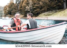 dois homens, remar um barco, ligado, a, tranqüilo, lago