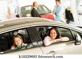 madre e hija, tratar, coche, en, concesión