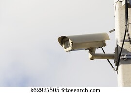 modernes, kompakt, video überwachung- kamera, auf, unterstützung, post, in, öffentlichkeit, bereiche, weiß, hintergrund, allgemein, plan