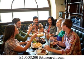 freunde, essen, und, biertrinker, an, gasthaus