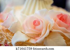 יפה, גדול, עוגה של חתונה, עם, שלושה, קומה, קשט, על ידי, רך, מתוק, ורדים, בחוץ, a, חתונה לבנה, עוגה, עם, שלושה, רמות, ו, ורדים אדומים