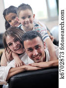 familia joven, en casa