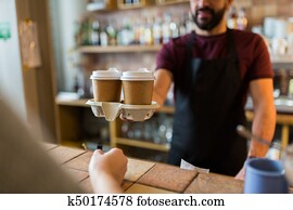 homem, ou, bartender, servindo, cliente, em, loja café