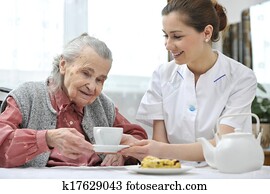 mujer mayor, con, casa caregiver