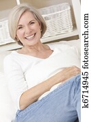 肖像, 在中, 有吸引力, 高级妇女, 在家放松