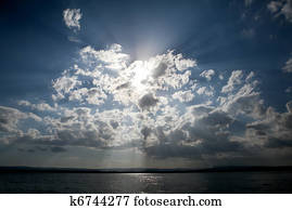 blauer himmel, mit, sonne, und, dramatisch, wolkenlandschaft