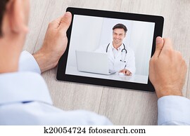 geschäftsmann, video conferencing, mit, doktor, auf, digital tablette