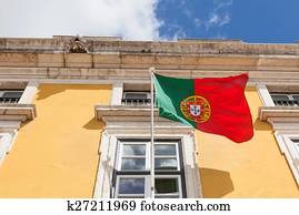 bandeira portugal, waving, ligado, a, vento, frente, um, edifício administrativo bandeira portugal, waving, ligado, a, vento, frente, um, edifício administrativo