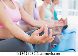 calmo, mulheres grávidas, meditar, em, classe ioga