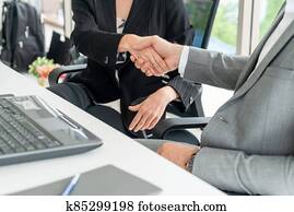 geschäftsmann, händeschütteln, geschäftsfrau, in, büro.