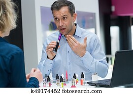 vendedor, explicar, a, cliente, cómo, a, uso, vaporizador