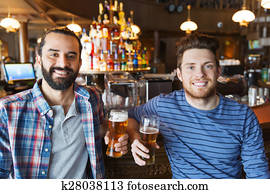 felice, maschio, amici, bere, birra, a, sbarra, o, pub