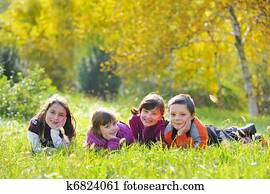 klein, jungen mädchen, aufzeichnend, auf, gras