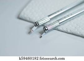 dois, microblading, ferramentas, com, agulhas, ligado, um, fresco, papel, ferramenta, contra, fundo branco