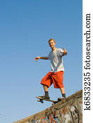 menino adolescente, skateboarder, tocando