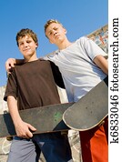 muchachos adolescentes, juntos, con, monopatín