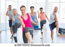 pessoas sorridentes, fazendo, poder, exercício aptidão, em, classe ioga