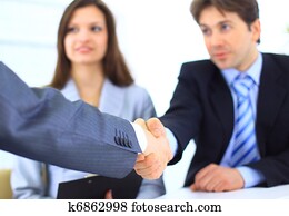 zwei, geschäftsmänner, handgeben, während, team, lächeln, an, büro