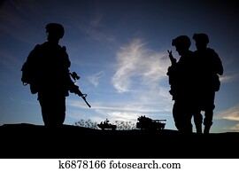 hippe, dag, soldaten, in, midden-oosten, schaduwfiguur, tegen, de hemel van de zonsondergang, met, voertuigen, in, achtergrond