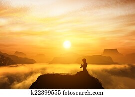 meditierende frau, in, sitzen, joga position, auf, dass, oberseite, von, a, bergwelt