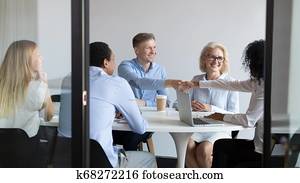 afrikaan, businesswoman, handdruk, vrolijke, mannelijke, kaukasisch, klant, op, groep, vergadering