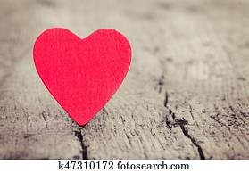 corazón rojo, en, de madera, plano de fondo