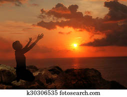 woman kneeling and praise the lor