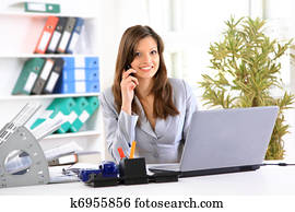 joven, mujer de negocios, teniendo teléfono