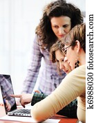 geschäftstreffen, gesellschaft, von, junge exekutiven, arbeitend zusammen