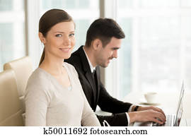 hermoso, sonriente, mujer de negocios, construido, exitoso, carrera, posar, un