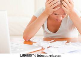 preocupado, loura, mulher, contabilidade