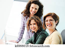 während, versammlung, gesellschaft, von, junge frauen, arbeitend zusammen, tisch