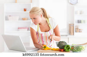 mujer, utilizar, un, computador portatil, cocinar