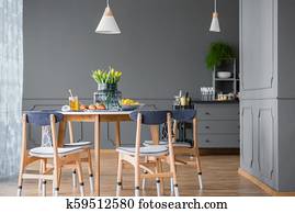 Vernice, effetto, afflitto, blu, andato bene, credenze, in, giallo, cucina, con, tavola legno, e, giallo, sedie Archivio Fotografico Vernice, effetto, afflitto, blu, andato bene, credenze, in, giallo, cucina, con, tavola legno, e, giallo, sedie Archivio Fotografico