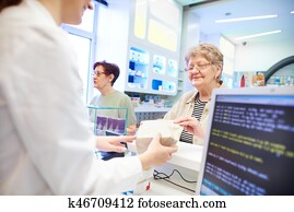 apotheker, reichend, medikation, to, kunde