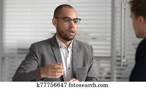 enfocado, americano africano, hombre de negocios, venida, a, acuerdo, con, partner.