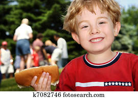 menino jovem, segurando, um, cachorro quente, em, um, vizinhança, piquenique