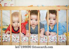 Drillinge Fotos | 762 Drillinge Stock Bilder | Fotosearch