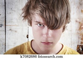 zangado, menino adolescente