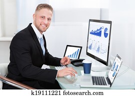 geschäftsmann, mit, guten, leistung, schaubild