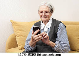 mulher sênior, usando, telefone móvel mulher sênior, usando, telefone móvel