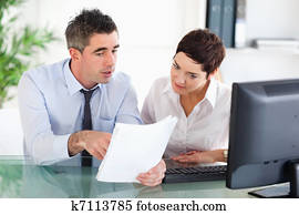 büroangestellte, anschauen, a, dokument