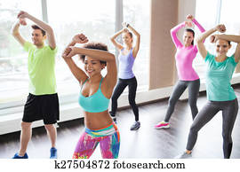 grupo, de, pessoas sorridentes, dançar, em, ginásio, ou, estúdio