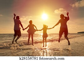 glückliche familie, springende, gemeinsam, strand