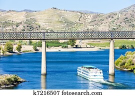 estrada ferro, viaduct, e, navio cruzeiro, em, pocinho, douro, vale, portugal estrada ferro, viaduct, e, navio cruzeiro, em, pocinho, douro, vale, portugal